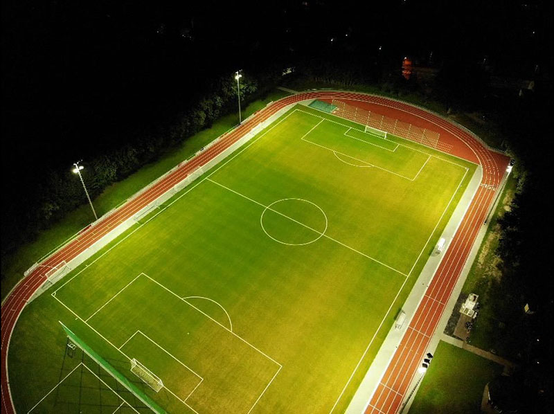 Die Sportanlage "Am Südpark" des SV. Alemannia 1916 e.V. Mariadorf bei Flutlicht