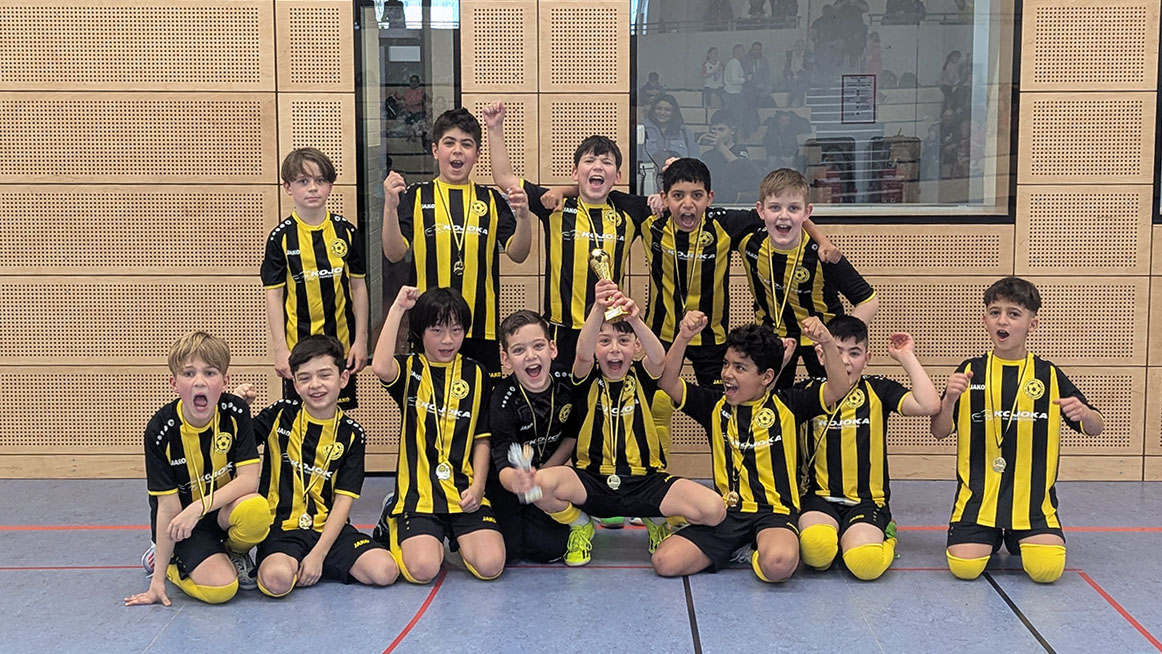 Eine Jugendfussballmannschaft des SV. Alemannia Mariadorf feiert einen Turniersieh