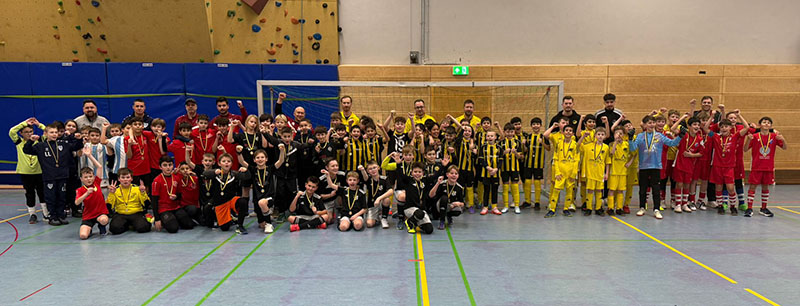 Gruppenfoto der Teilnehmer des 2015er Jahrgang des Hallenturniers "Budenzaubers Am Klött", einem Jugendfußballturnier in Alsdorf