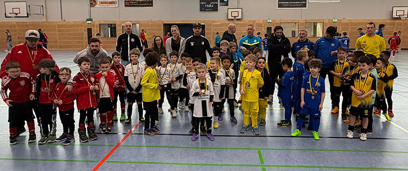 Gruppenfoto der Teilnehmer des 2019er Jahrgang des Hallenturniers "Budenzaubers Am Klött", einem Jugendfußballturnier in Alsdorf