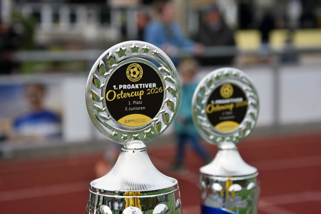 Ein Foto der Pokale des 1. proaktiver Ostercups von Alemannia Mariadorf, einem Fußballverein aus Alsdorf